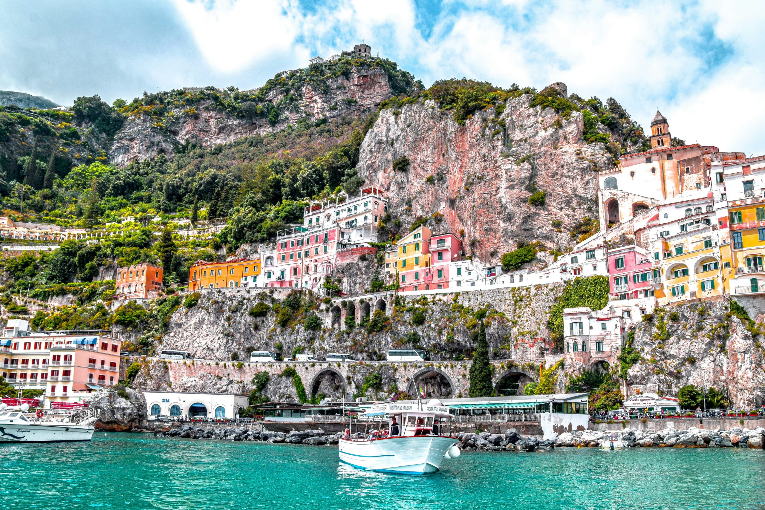 A beautiful picture of the Amalfi Coast, a classic Italy destination. Wondering how much time you need to spend in Italy? This guide will tell you.